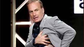 Bob Odenkirk promociona lo nuevo de ‘Better Call Saul’ enseñando el trasero