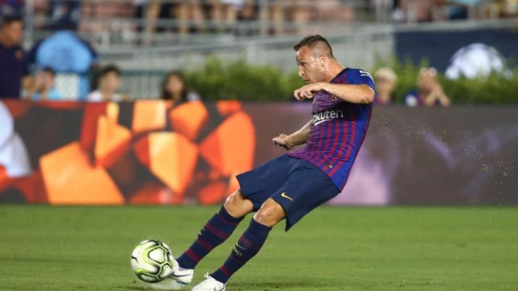 Arthur dispara a puerta con el Barcelona