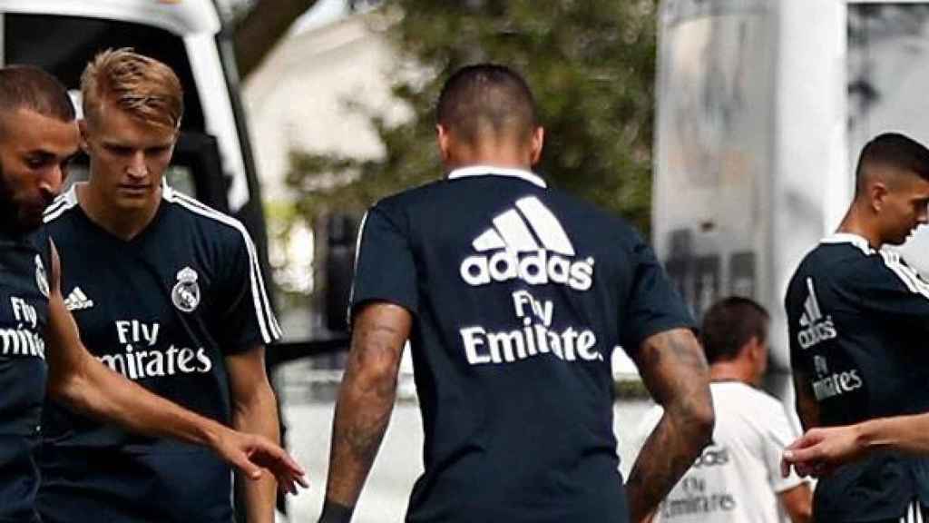 Benzema y Bale, junto a los jóvenes del Madrid en un entrenamiento