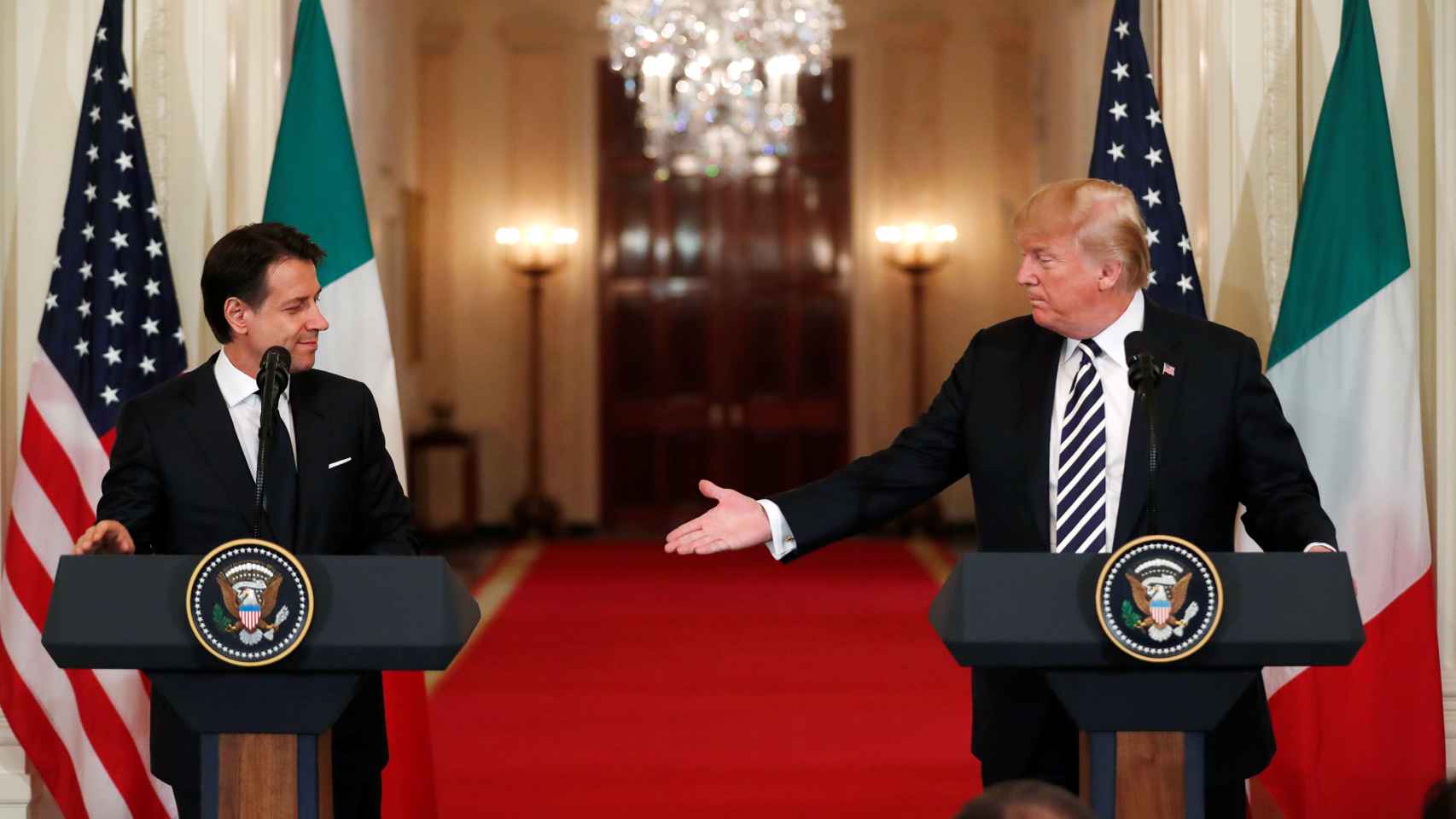 Donald Trump (d) durante su comparecencia junto al primer ministro italiano, Giuseppe Conte (i).