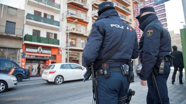 Dos policías nacionales patrullando por la ciudad de Málaga