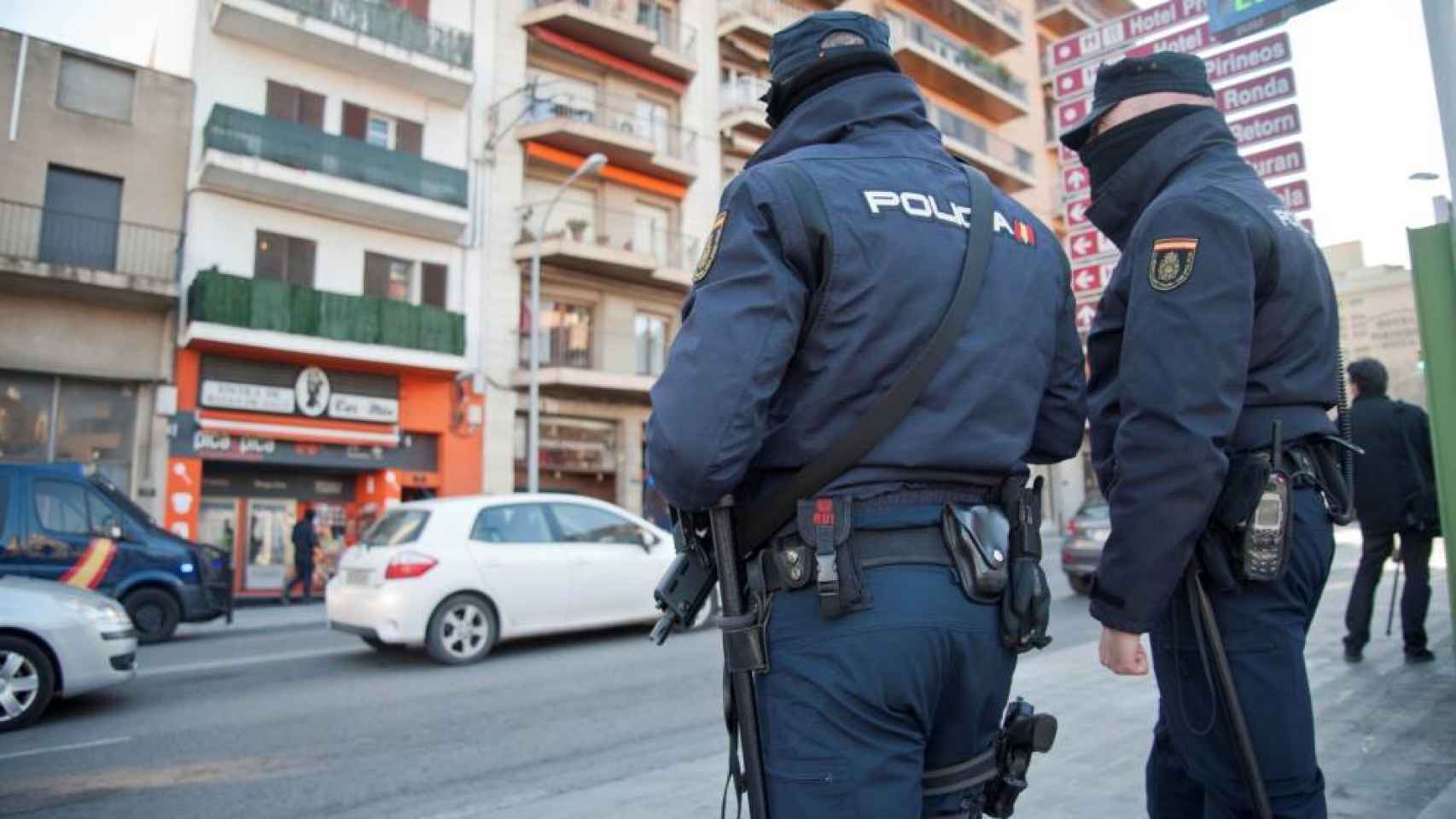 Dos policías nacionales patrullando por la ciudad de Málaga