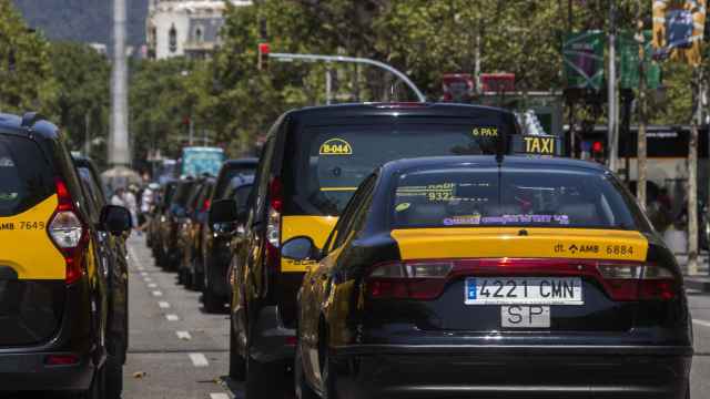 Taxis parados obstaculizando el tráfico en Paseo de Gracia. Foto Fernando Ruso