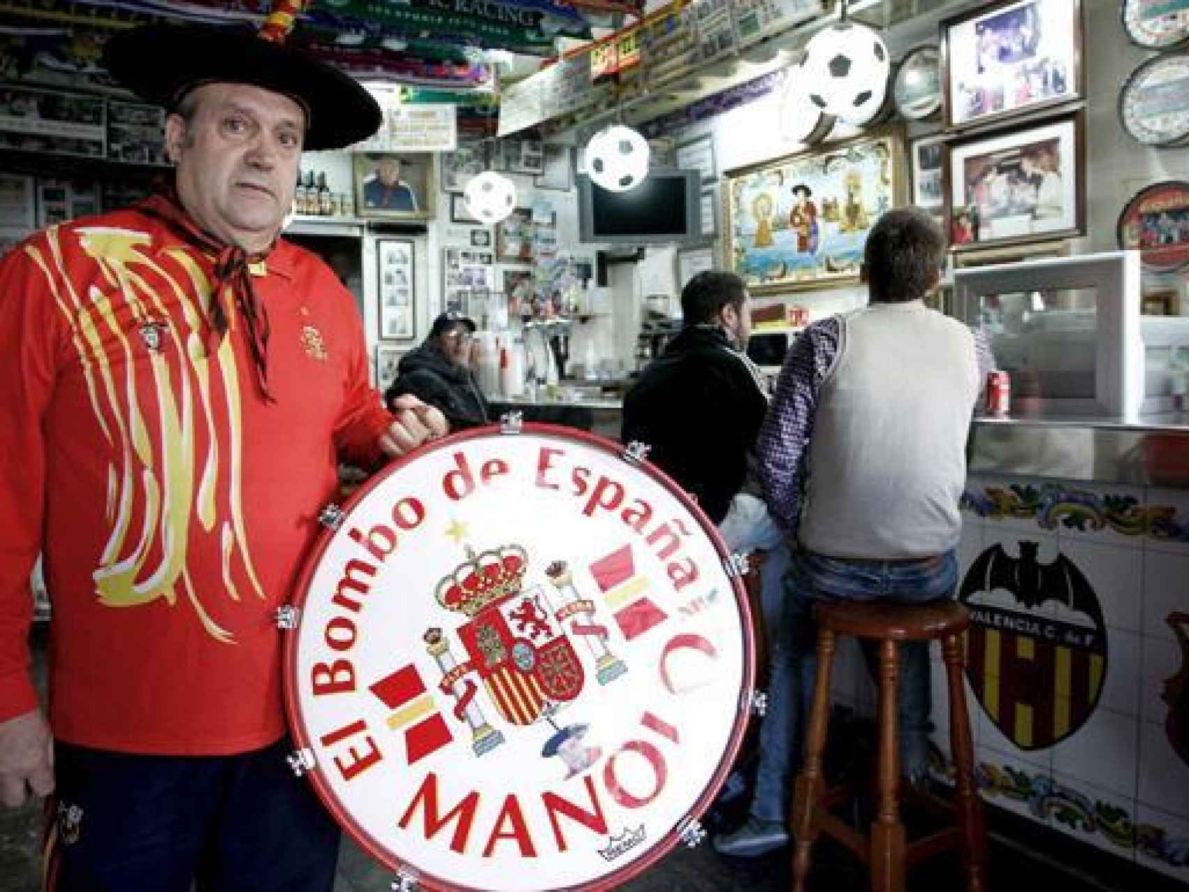 Tras 28 años como dueño del bar, Manolo se retira del negocio