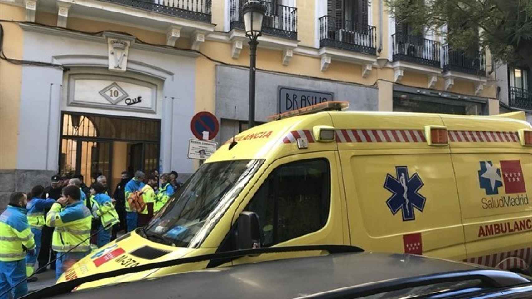 Las ambulancias recogiendo a jóvenes que supuestamente habían consumido 2CB en Madrid