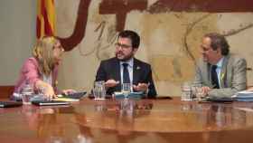 Quim Torra, con los consellers Elsa Artadi y Pere Aragonés este martes en la reunión del Govern.