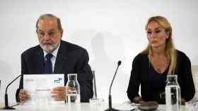 El empresario mexicano Carlos Slim, acompañado de Esther Alcocer Koplowitz, presidenta del Grupo FCC.