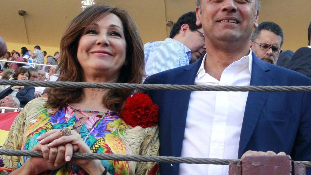 Ana Rosa y Juan Muñoz en una foto de archivode 2012 viendo los toros.