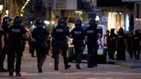 Agentes de policía en Barcelona tras el atentado del 17 de agosto de 2017.