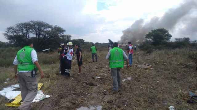 Los servicios de emergencia acuden a la zona donde se ha estrellado el avión de Aeromexico.