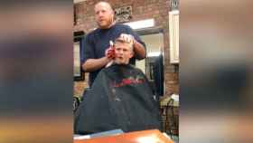 Un peluquero simula cortarle la oreja a un niño en venganza por una broma