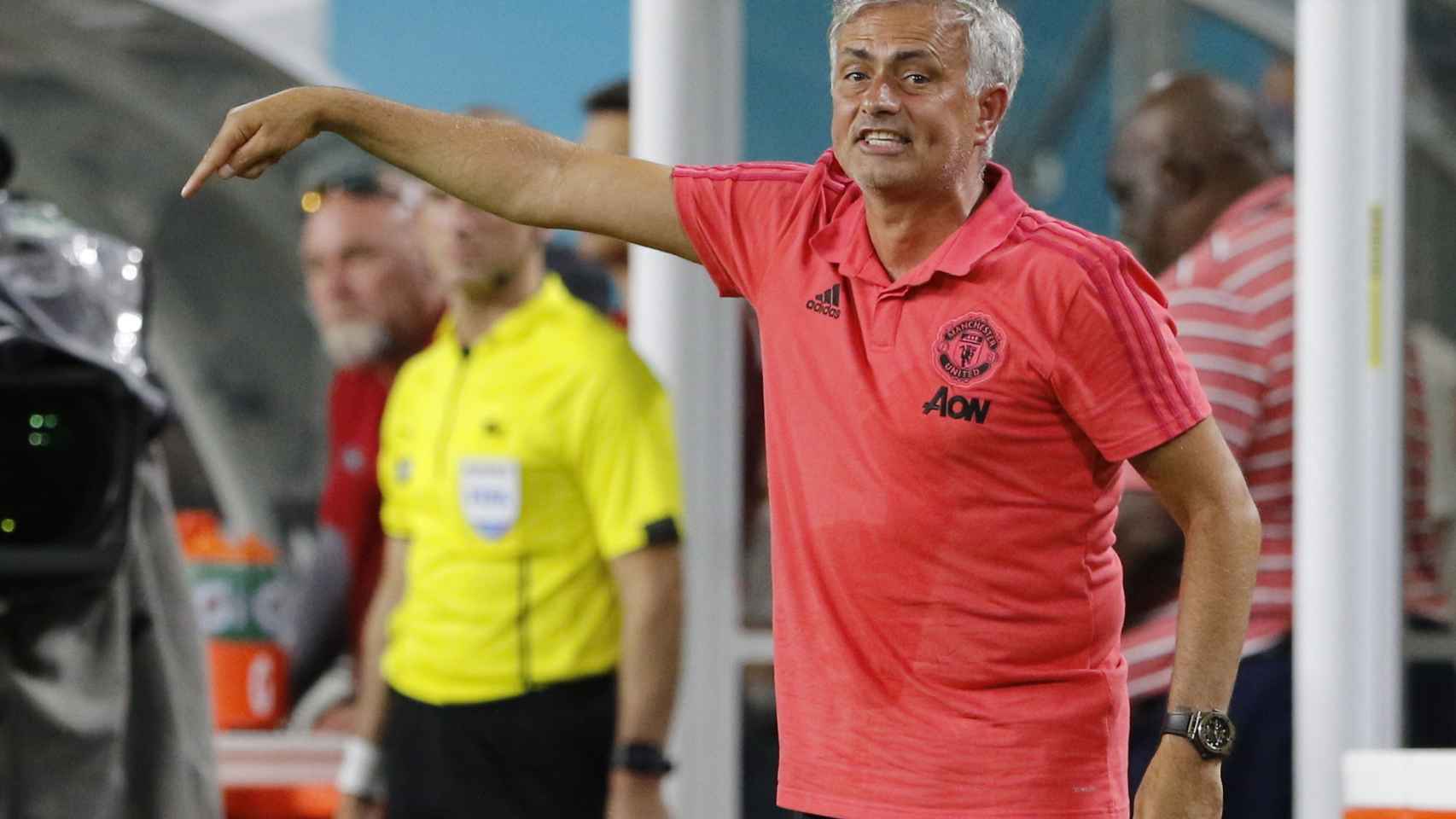 Mourinho dando indicaciones en un partido del Manchester United