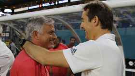 Mourinho y Lopetegui se saludan antes del partido entre el Manchester United y el Real Madrid