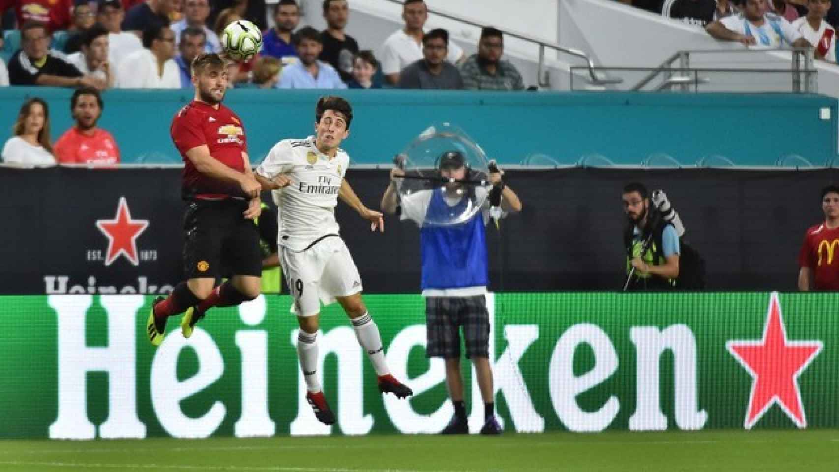 Odriozola en la disputa de un balón frente al Manchester United