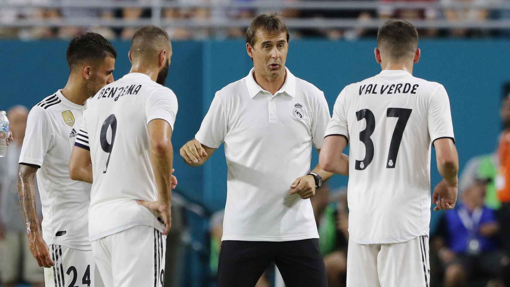 Lopetegui conversando con Benzema, Ceballos y Valverde durante un partido del Madrid