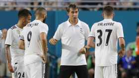 Lopetegui conversando con Benzema, Ceballos y Valverde durante un partido del Madrid