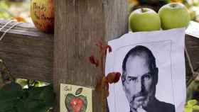 Un homenaje en el exterior de la casa de Steve Jobs en California