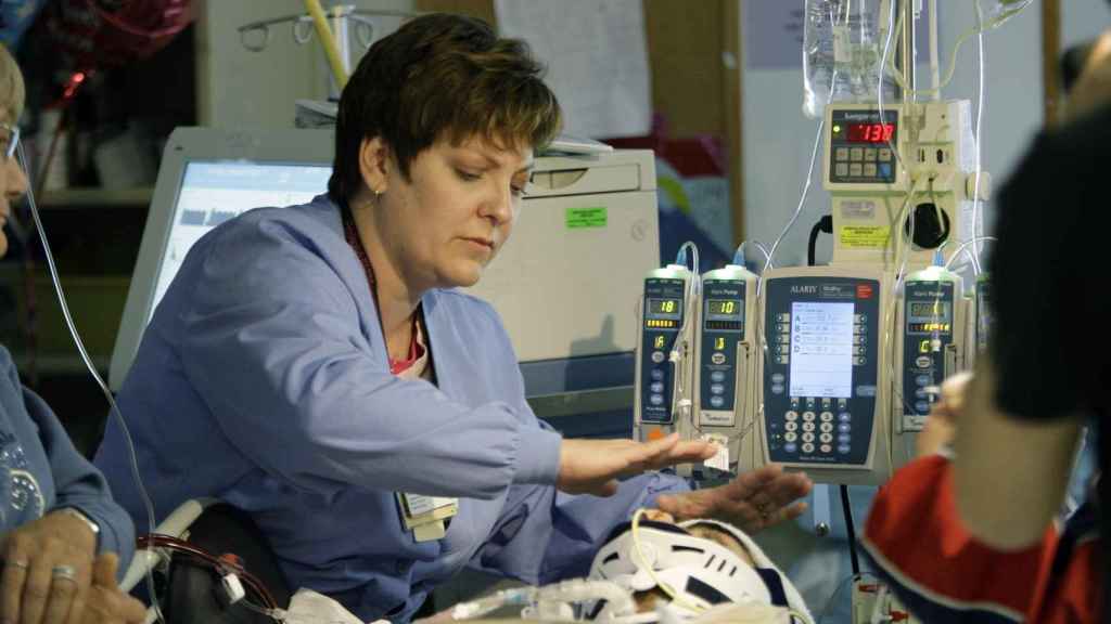 Una enfermera practicando reiki en un hospital universitario de Baltimore