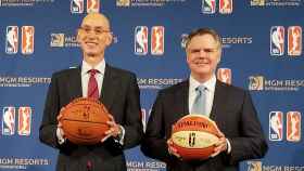 El comisionado de la NBA, Adam Silver, y el gerente general de MGM Resorts International, Jim Murren, posan en una conferencia de prensa