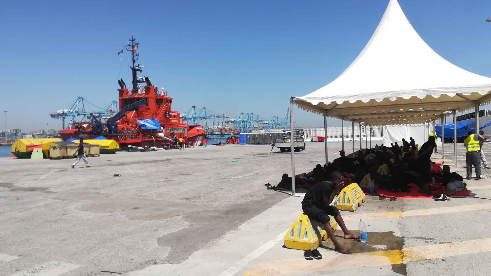 Dique norte del puerto de Algeciras, donde hasta ayer han permanecido en torno a 350 inmigrantes durante cuatro días.