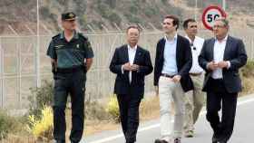 El líder del PP, Pablo Casado, este miércoles en la frontera de Ceuta con Marruecos.