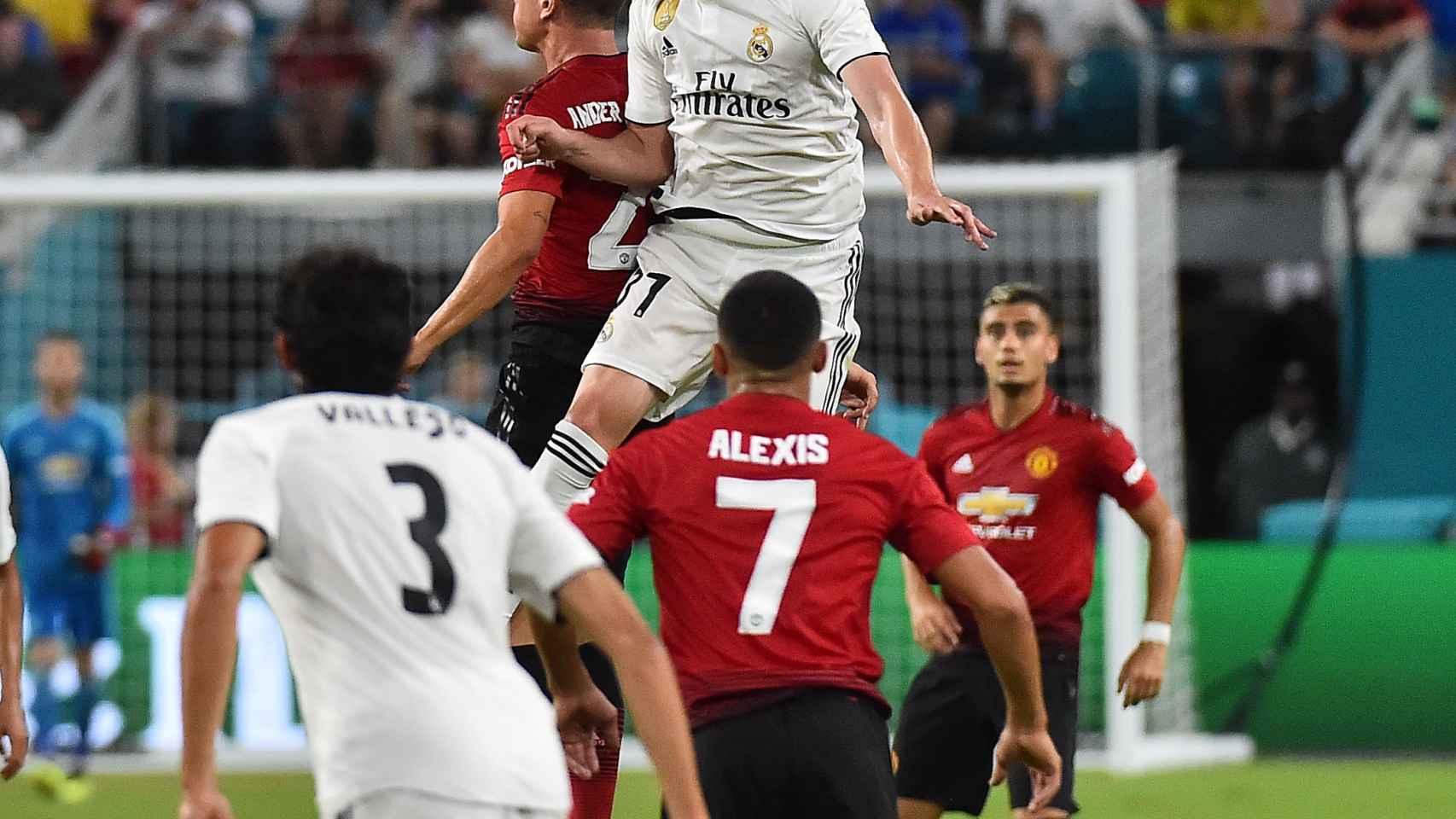 Fede Valverde peleando un balón por alto en el Madrid - United