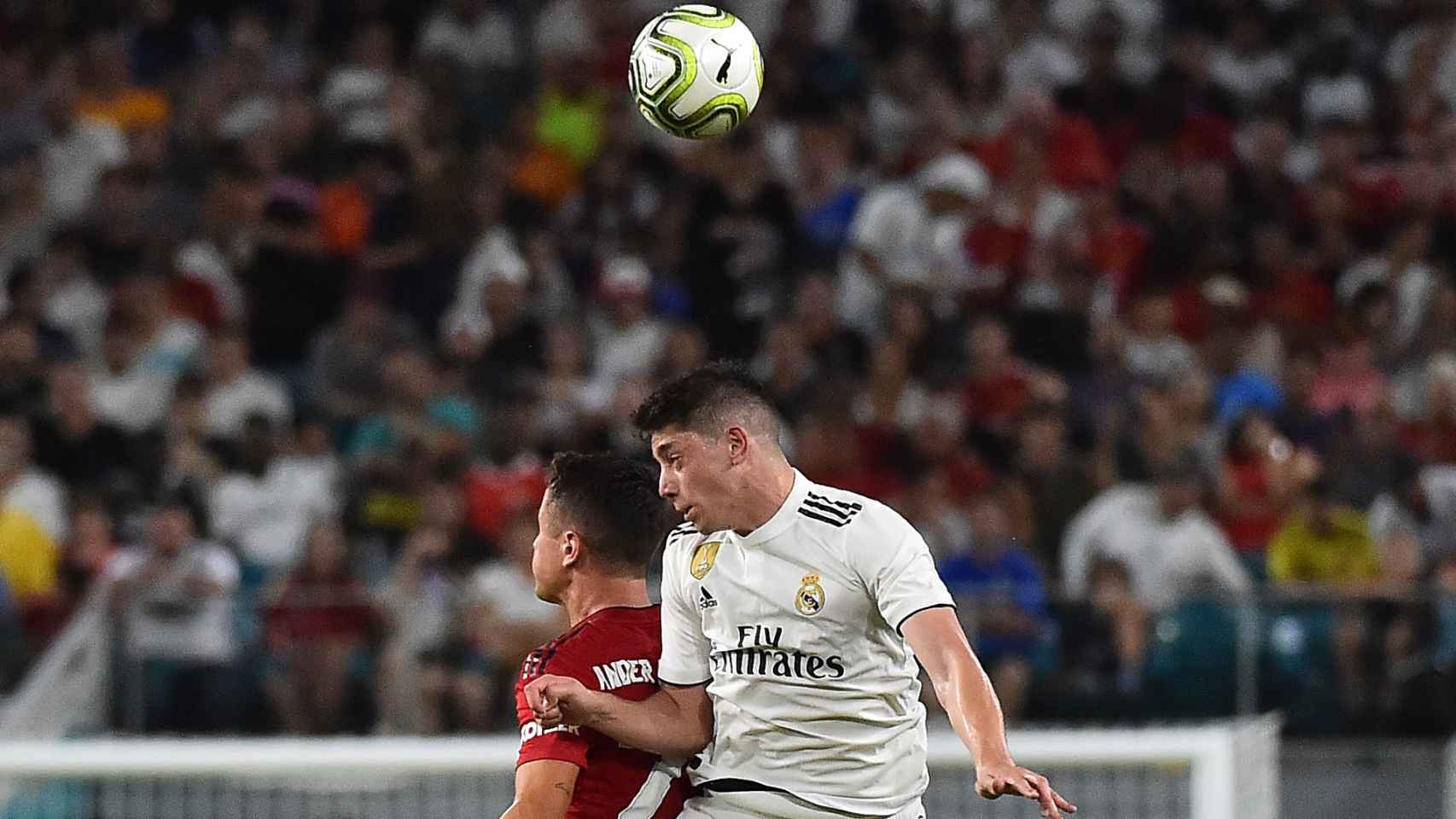 Fede Valverde peleando un balón por alto en el Madrid - United