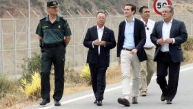 EL presidente del PP, Pablo Casado, este miércoles en la frontera de Ceuta con Marruecos.