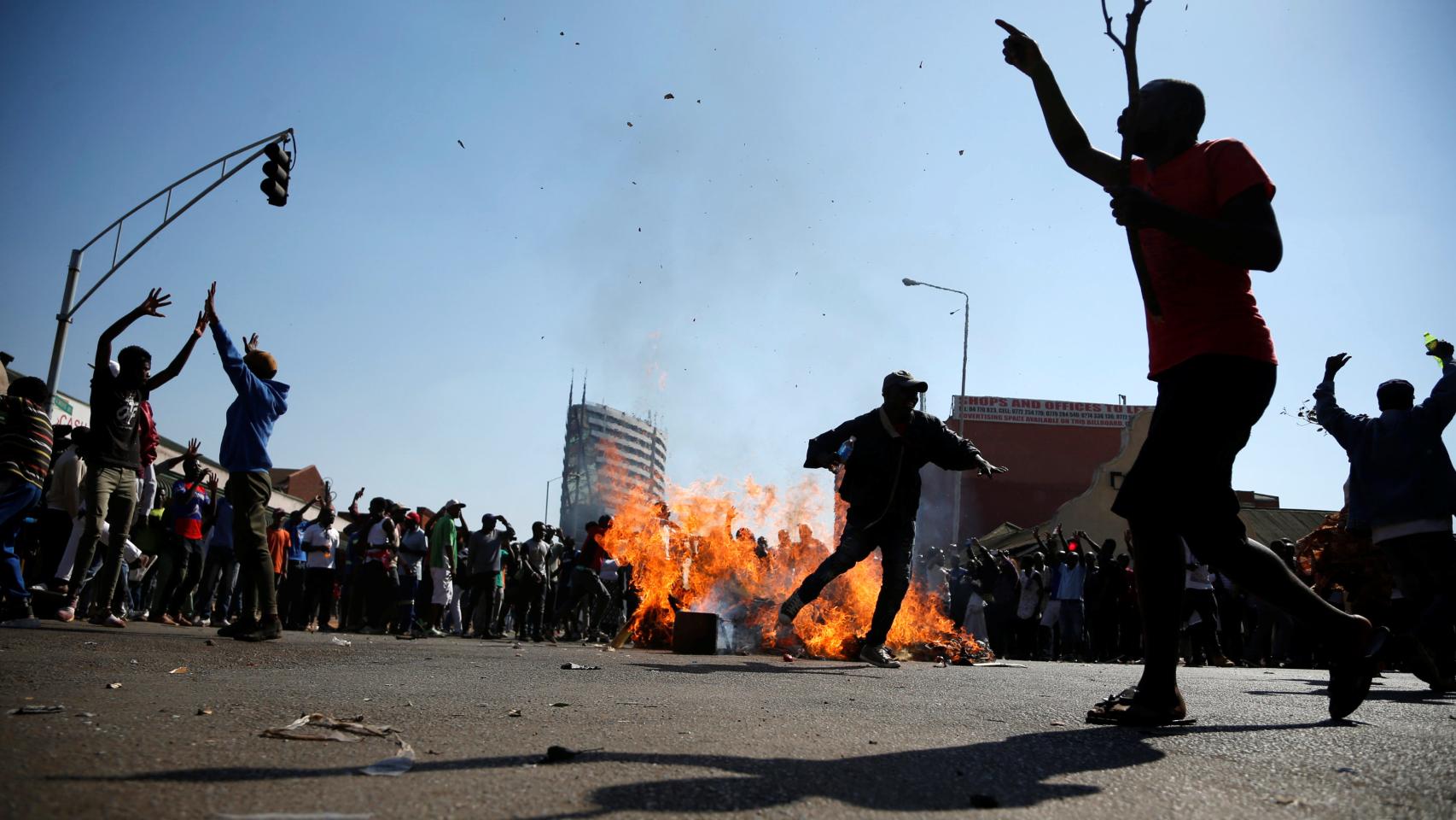 Los partidarios del opositor Movimiento por el Cambio Democrático (MDC), de Nelson Chamisa, bloquean una calle en Harare.