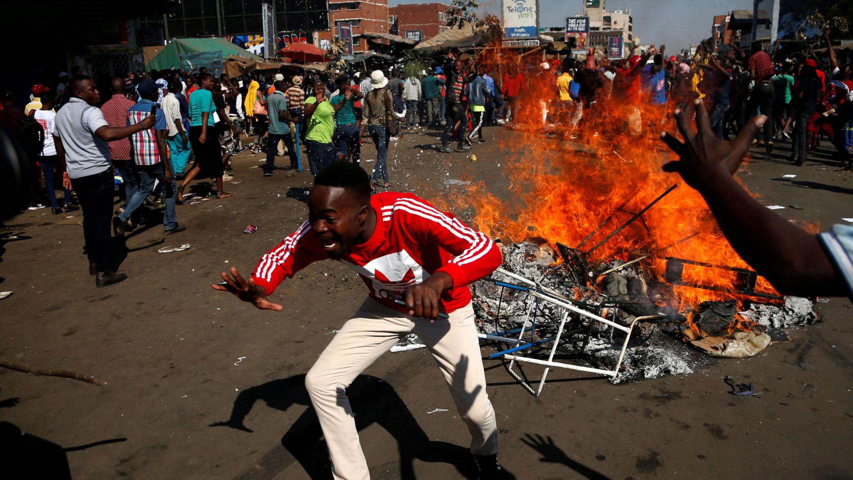 Los partidarios del partido opositor MDC reaccionan cuando bloquean la calle en Harare.