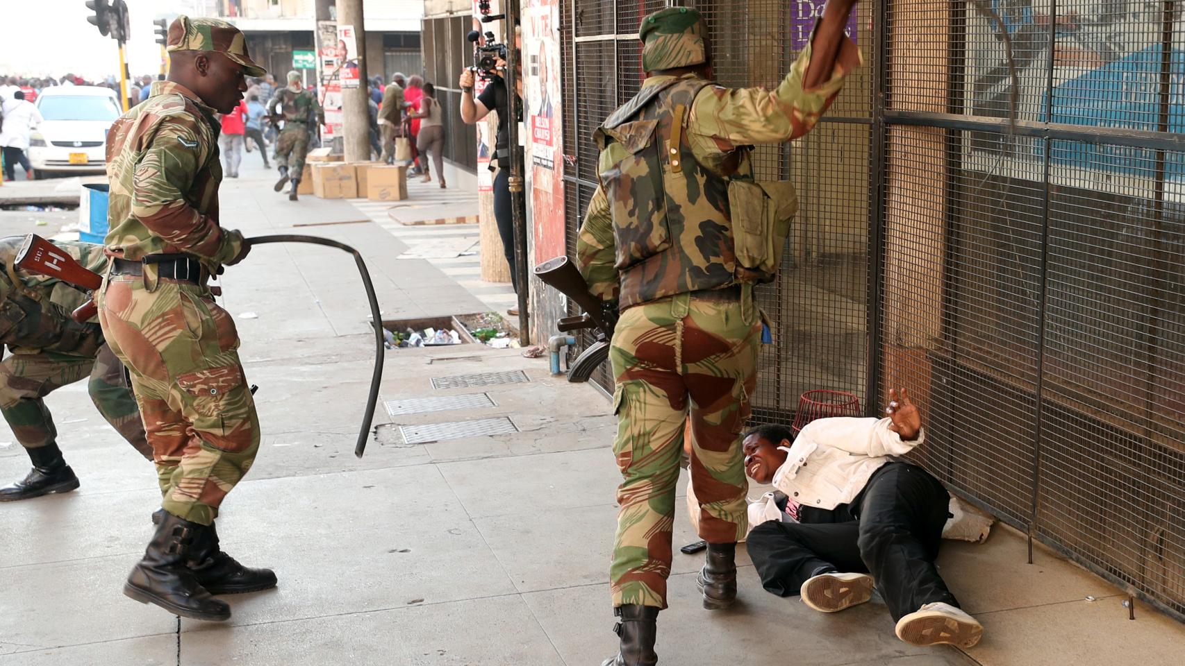 Los soldados golpean a un partidario del partido de Nelson Chamisa fuera de la sede del partido mientras esperan los resultados de las elecciones generales en Harare.