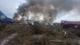 Imagen del avión en llamas tras el accidente.