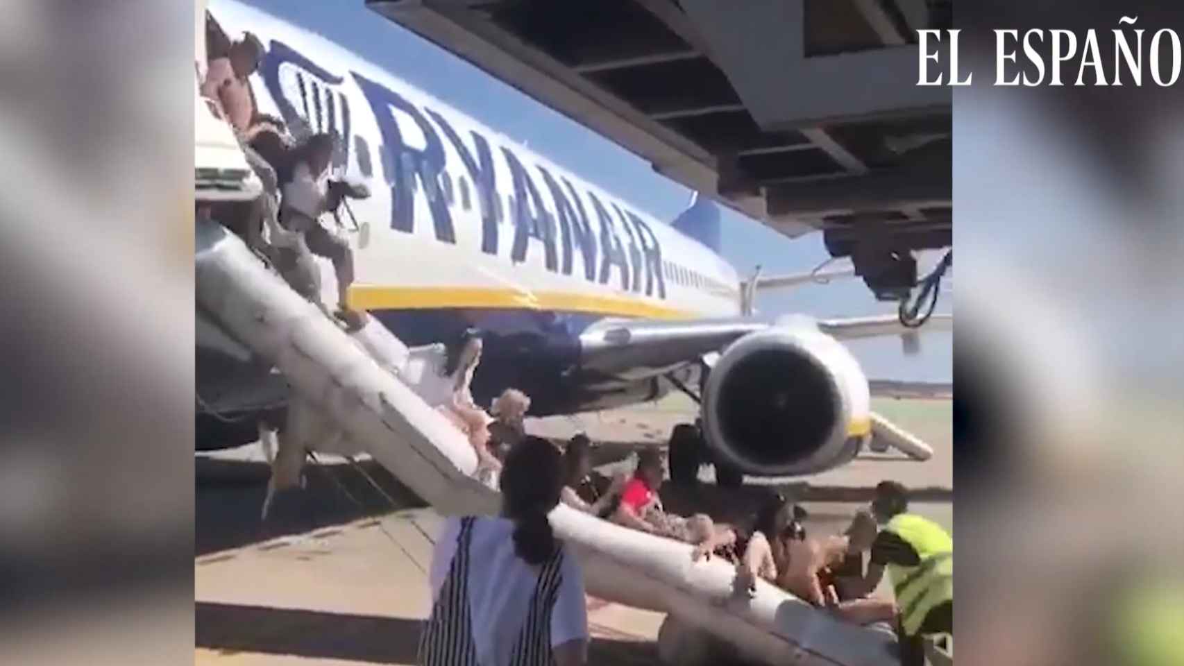 Pasajeros agolpados en el tobogán de emergencia del Boeing 737.