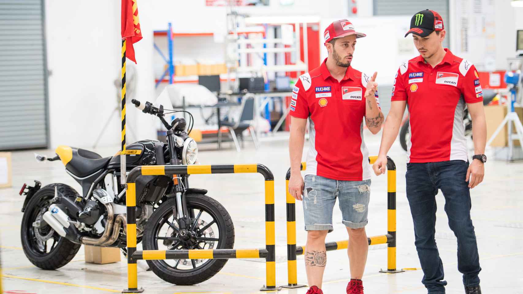 Dovizioso y Lorenzo charlan, durante una visita de Ducati a Tailandia, esta temporada.