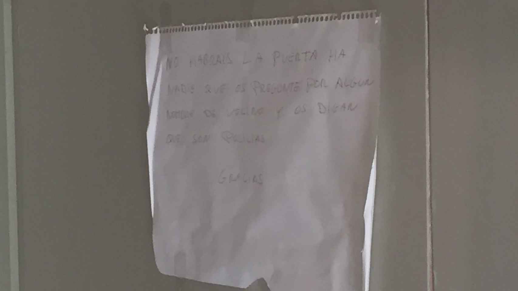 Mensaje de aviso en la sede del sindicato de manteros de Barcelona