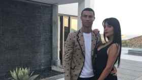 Cristiano Ronaldo posa junto a su pareja, Georgina. Foto: Instagram (@cristiano)