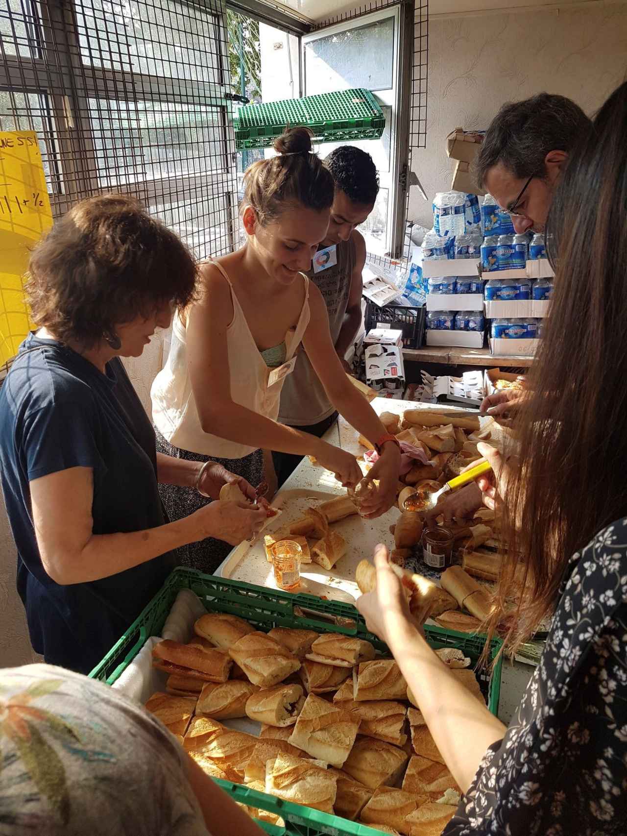 Voluntarios reparten comida para inmigrantes en la Porte de la Chapelle.