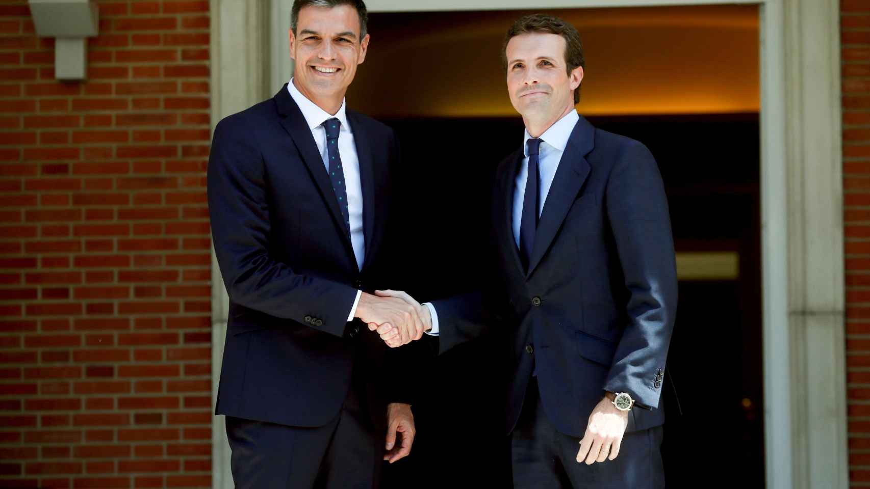 Sánchez y Casado, antes de comenzar una reunión en la Moncloa.