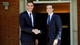 Pedro Sánchez saluda a Pablo Casado en la entrada del Palacio de la Moncloa en su reunión de agosto.