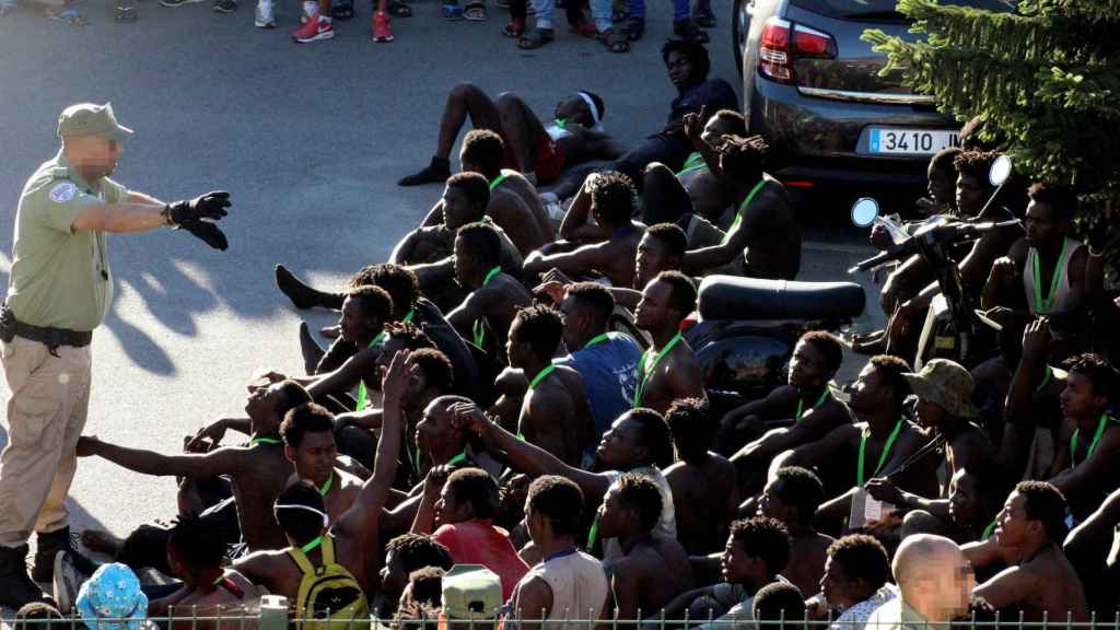 Grupo de inmigrantes subsaharianos que saltaron la valla en Ceuta.
