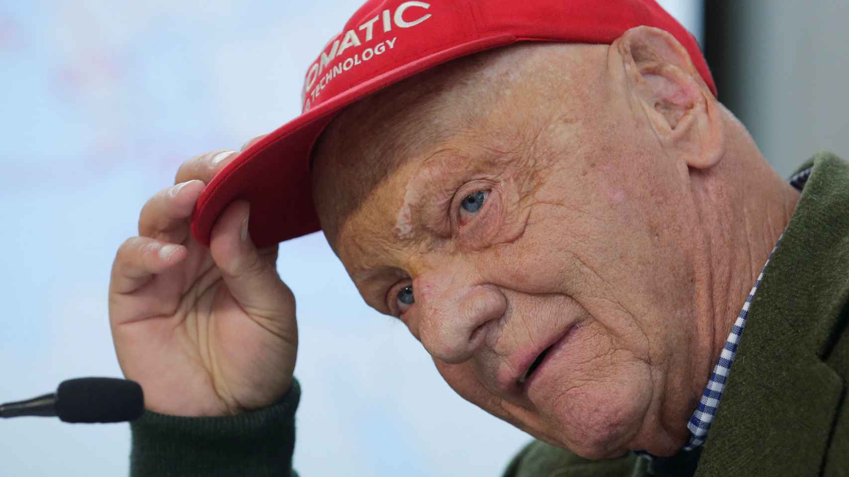 FILE PHOTO: Niki Lauda addresses a news conference in Vienna
