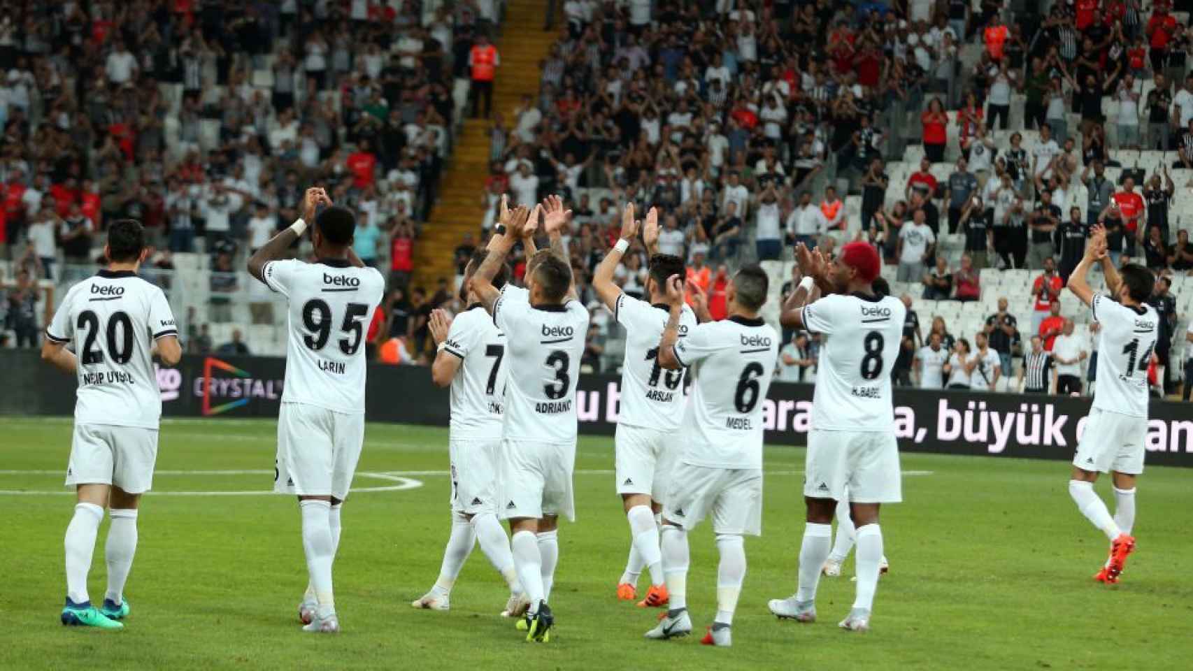 Jugadores del BEsiktas saludan a sua fición. Foto: bjk.com.tr