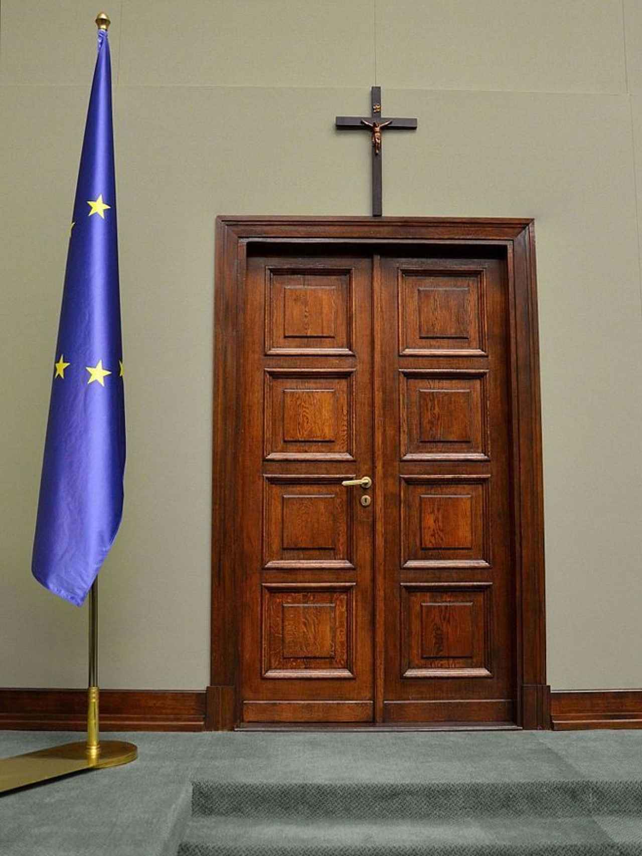 Una cruz en el Parlamento polaco.