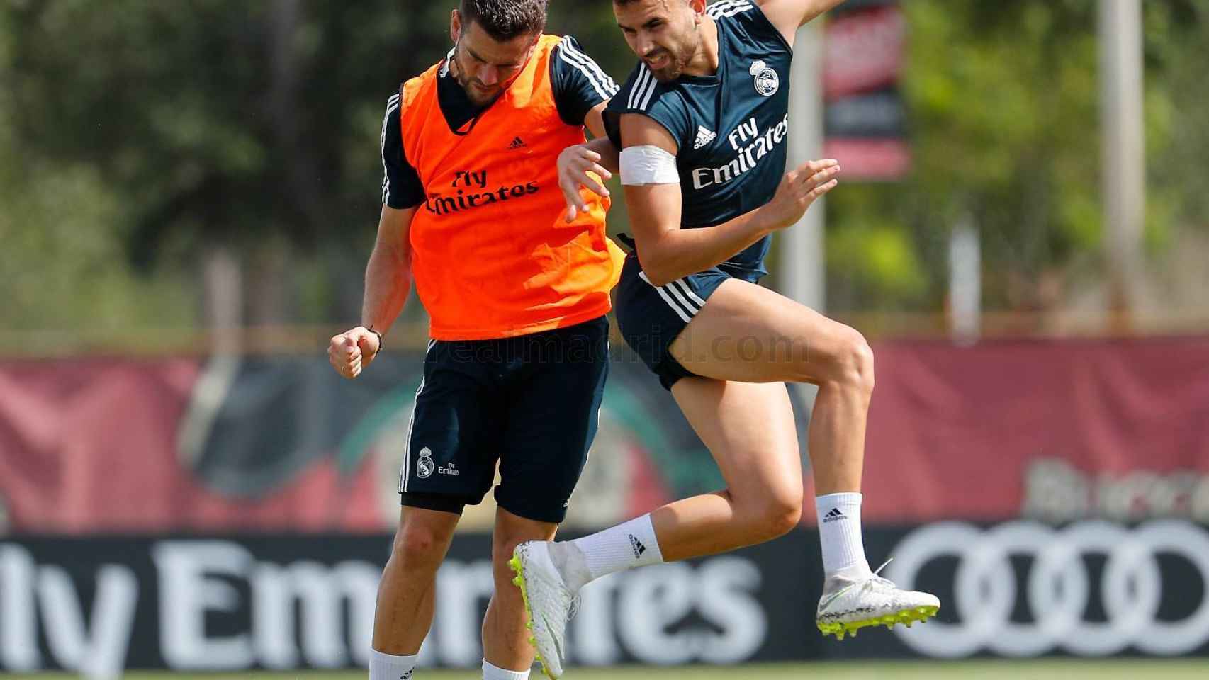 Ramos y Mayoral pelean un balón en el entrenamiento del Real Madrid
