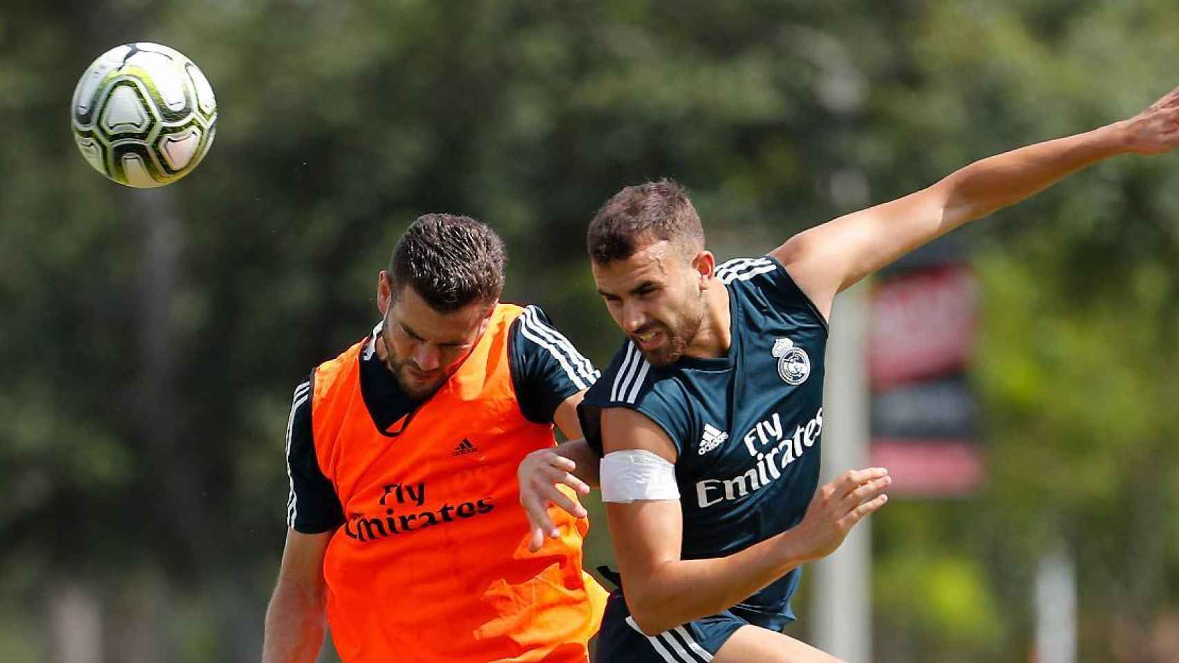 Ramos y Mayoral pelean un balón en el entrenamiento del Real Madrid