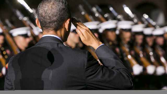 El expresidente Obama con un grupo de marines en EEUU.
