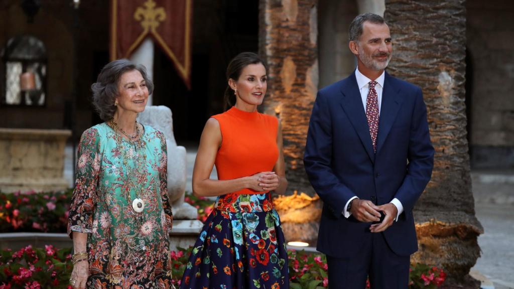 La reina emérita Sofía junto a su hijo Felipe VI y Letizia.