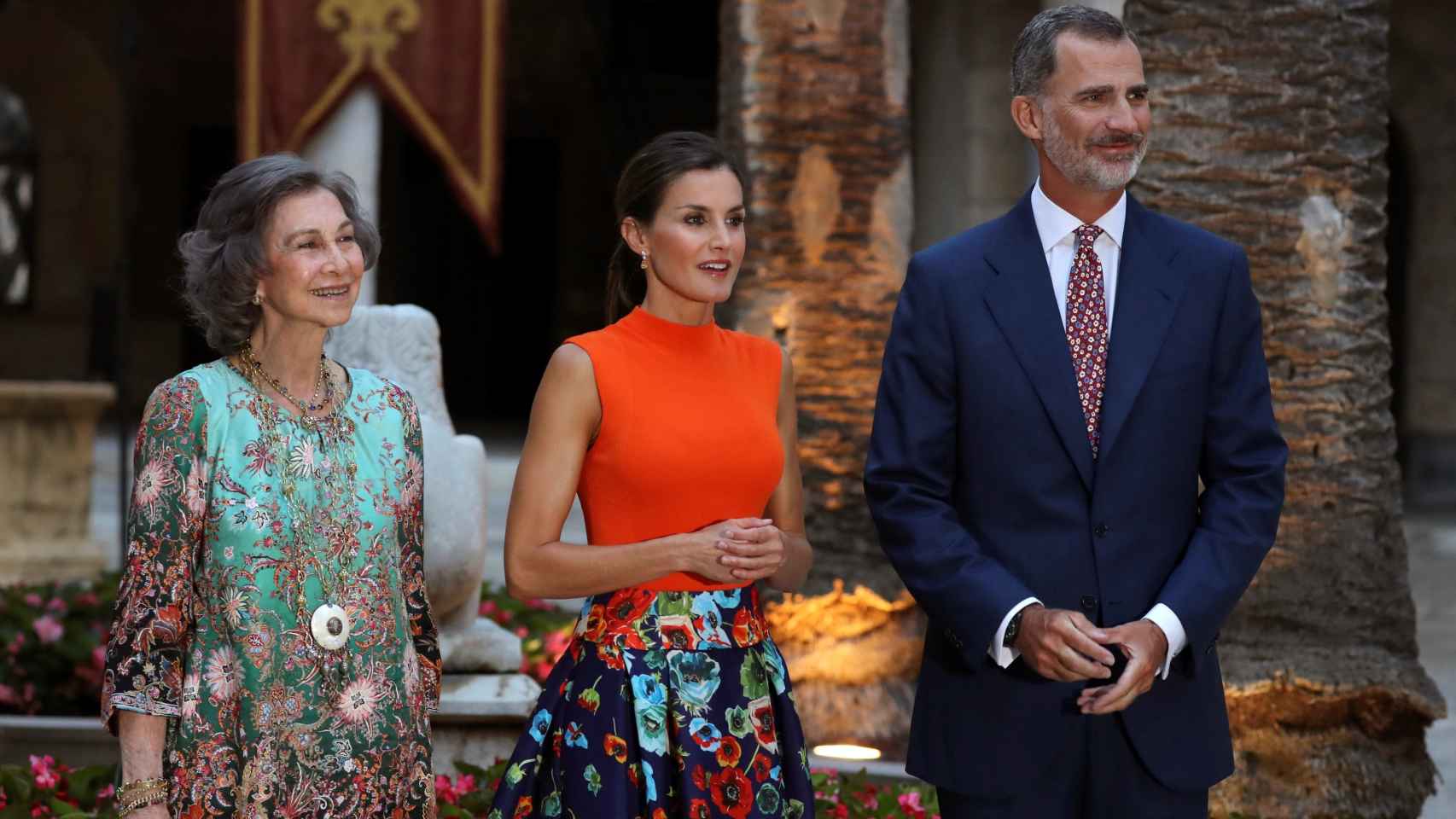 La reina emérita Sofía junto a su hijo Felipe VI y Letizia.