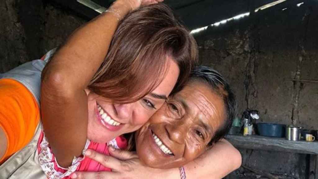 Toñi Moreno posa junto a una de las mujeres que ha conocido en su aventura solidaria en Guatemala.