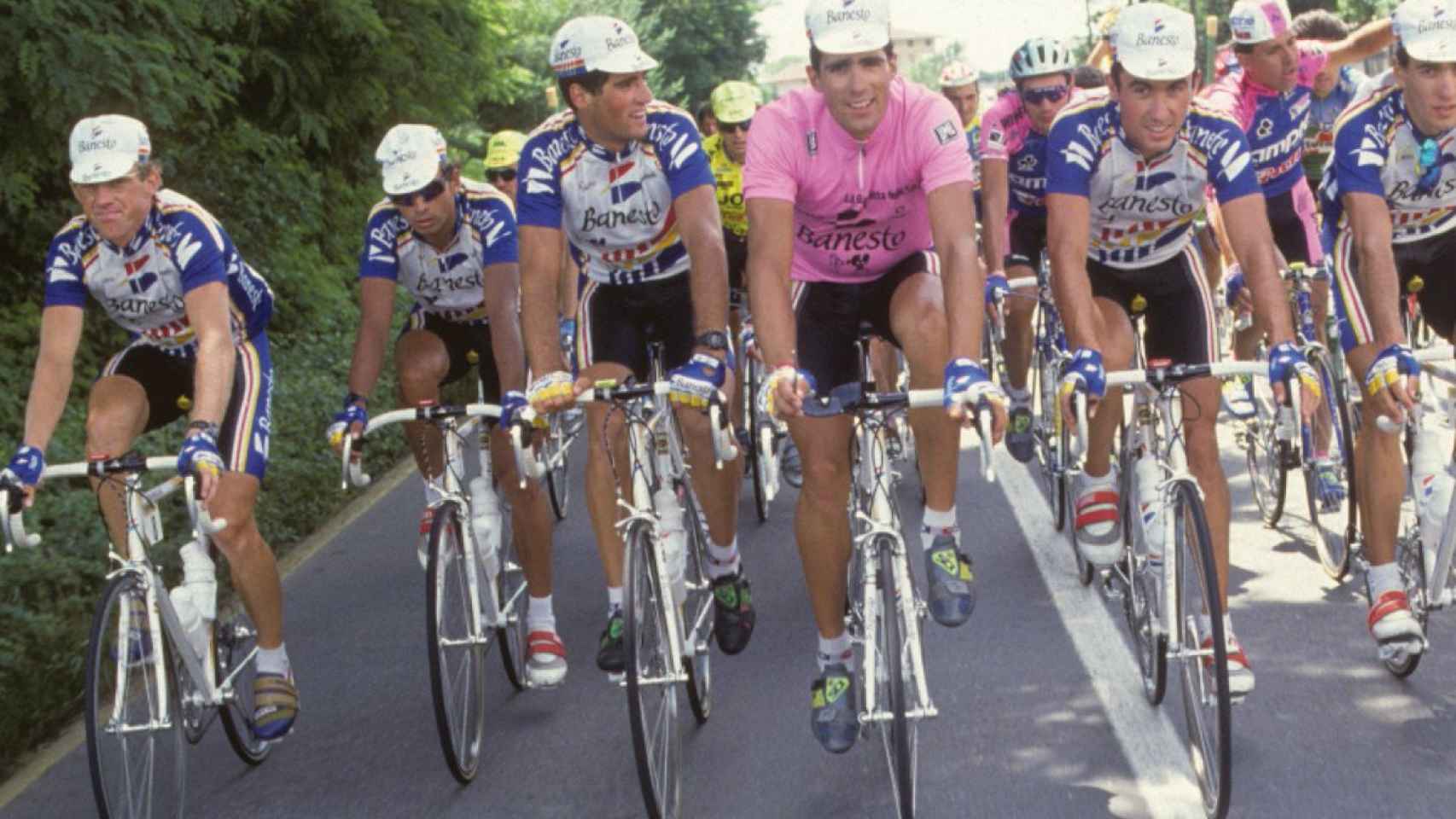 Miguel Indurain, rodeado de sus compañeros de equipo en un Giro de Italia Foto: Twitter (@TeamMovistar)